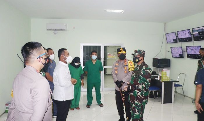 Kapolda Jatim dan Pangdam Cek PPKM Level IV di Gresik