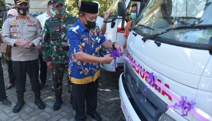 Cek Kesiapan Vaksinasi, Bupati Fadeli Serahkan 11 Mobil Ambulans PSC-119