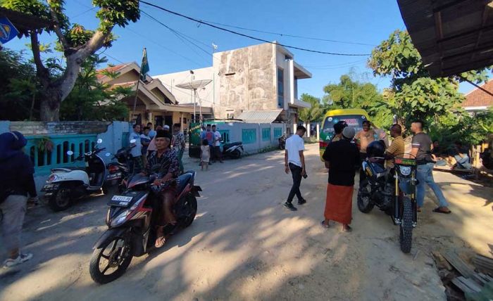Ibu di Pamekasan Menjerit Lihat Anaknya Tewas Gantung Diri Ibu di Pamekasan Menjerit Lihat Anaknya Tewas Gantung Diri