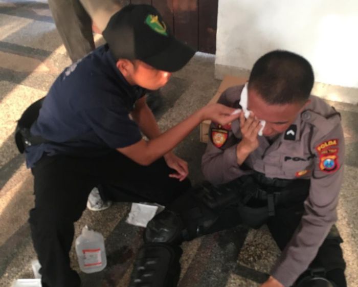 15 Polisi Terluka saat Pengamanan Demo, Ini Kata Humas Polrestabes Surabaya soal Pemukulan Wartawan 15 Polisi Terluka saat Pengamanan Demo, Ini Kata Humas Polrestabes Surabaya soal Pemukulan Wartawan
