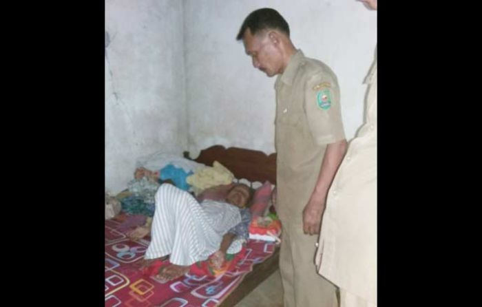 Nenek Sebatang Kara di Desa Ngetal Trenggalek Akhirnya Disambangi Kades Nenek Sebatang Kara di Desa Ngetal Trenggalek Akhirnya Disambangi Kades
