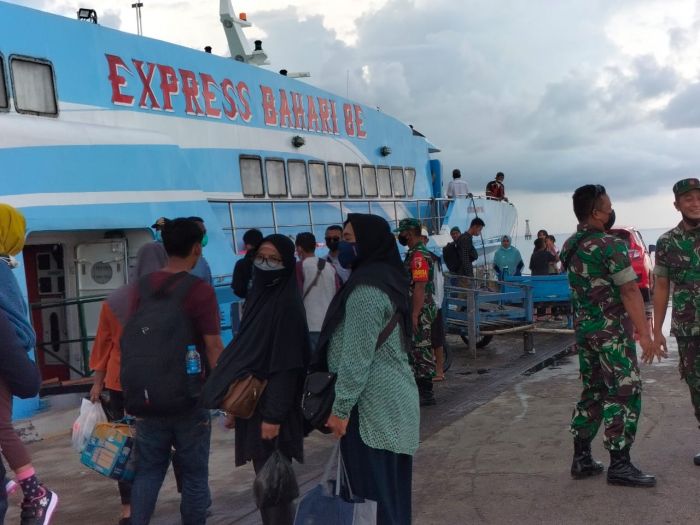 Arus Balik di Pelabuhan Bawean, Hari Ini Penumpang Umum,  11-12 Mei Santri Mahasiswa