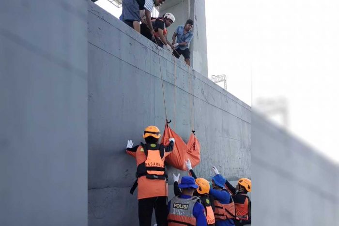 Warga Dupak Ditemukan Tewas di Kaki Jembatan Suramadu, Polisi Lakukan Penyidikan Warga Dupak Ditemukan Tewas di Kaki Jembatan Suramadu, Polisi Lakukan Penyidikan