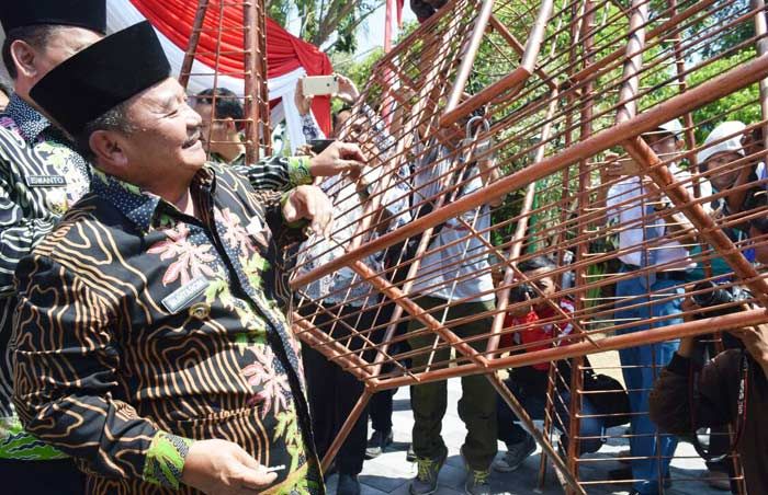 Monumen Gembok Kejujuran Diresmikan Monumen Gembok Kejujuran Diresmikan