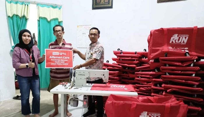 Alfamart Beri Bantuan ke Perajin Intako