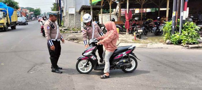 Tanpa Menilang, Polsek Porong Tegur Pengendara yang Tak Gunakan Helm