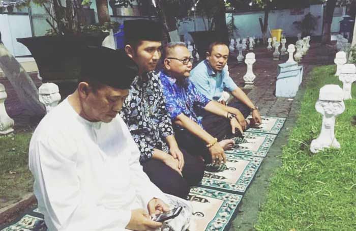 Diam-diam Emil Dardak Ziarah ke Makam Sunan Ampel Diam-diam Emil Dardak Ziarah ke Makam Sunan Ampel