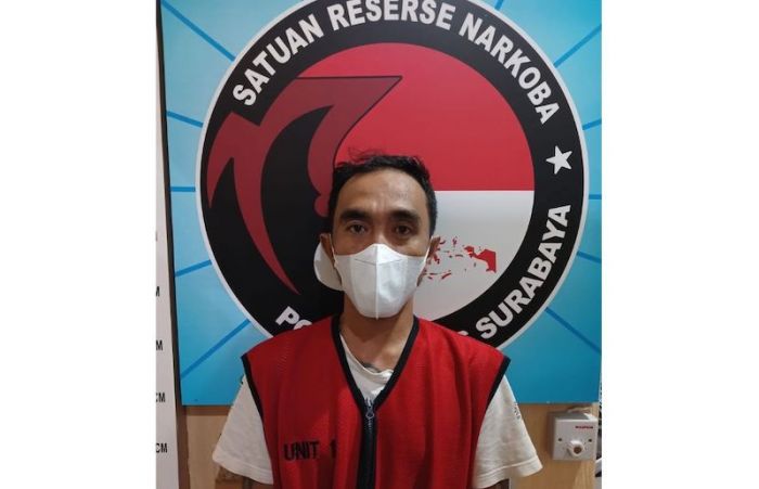 Edarkan Ganja, Pria di Tanjung Perak Dibekuk Satresnarkoba Polrestabes Surabaya Edarkan Ganja, Pria di Tanjung Perak Dibekuk Satresnarkoba Polrestabes Surabaya