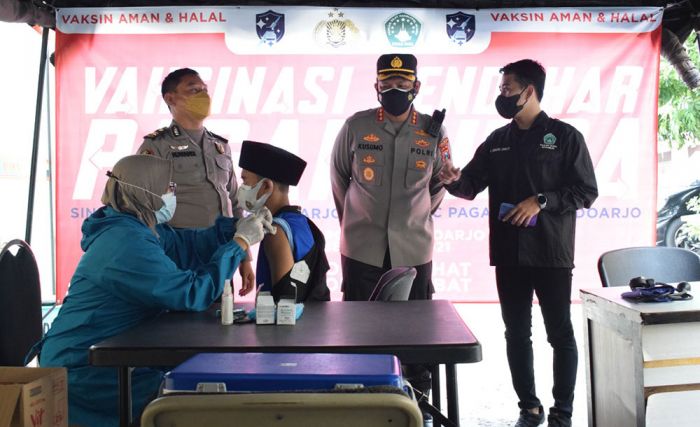 Polresta Sidoarjo Suntik Vaksin Covid-19 Pendekar Pagar Nusa