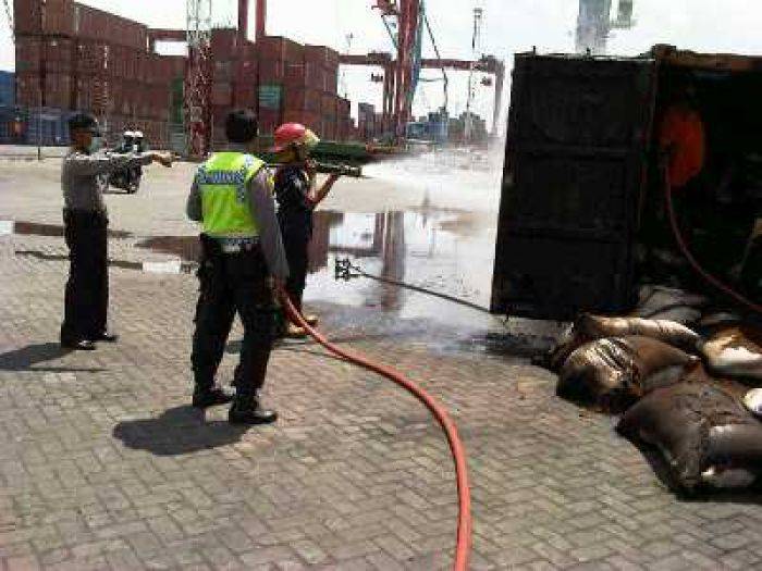   Kontainer Isi Bongkil Terbakar di Dermaga Berlian