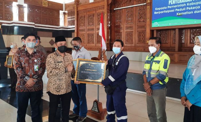Salurkan BSU BPJS Ketenagakerjaan, Wabup Tuban: Masih Banyak ASN yang Belum Jadi Anggota Salurkan BSU BPJS Ketenagakerjaan, Wabup Tuban: Masih Banyak ASN yang Belum Jadi Anggota