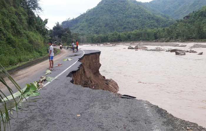 Jalur Pacitan-Ponorogo Masih Sulit Dilalui, Separuh Badan Jalan Amblas Tergerus Aliran Sungai Jalur Pacitan-Ponorogo Masih Sulit Dilalui, Separuh Badan Jalan Amblas Tergerus Aliran Sungai