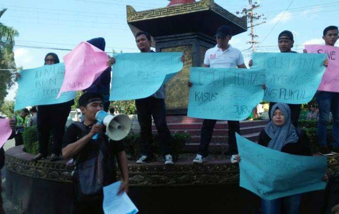 Wartawan Blitar Raya Gelar Aksi Damai Kecam Kekerasan Terhadap Jurnalis Wartawan Blitar Raya Gelar Aksi Damai Kecam Kekerasan Terhadap Jurnalis