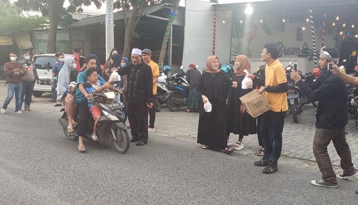 Boyong Sejumlah Artis Dangdut, Bagi-Bagi Takjil Pengusaha Abah Sueb Ludes dalam Sekejap Boyong Sejumlah Artis Dangdut, Bagi-Bagi Takjil Pengusaha Abah Sueb Ludes dalam Sekejap