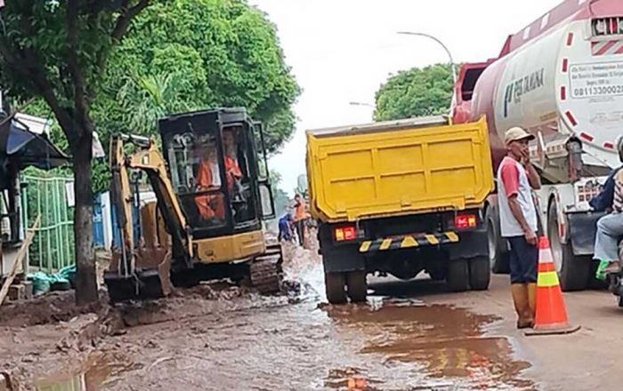 Alat Berat Dikerahkan untuk Bersihkan Sisa Material Banjir Bandang di Tuban Alat Berat Dikerahkan untuk Bersihkan Sisa Material Banjir Bandang di Tuban