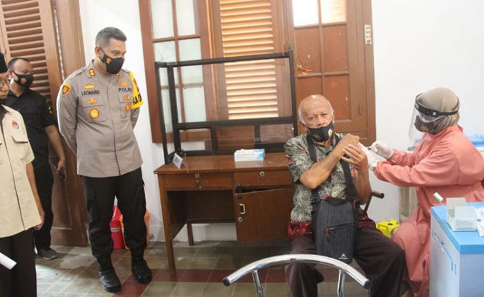 Ratusan Purnawirawan Polri Cabang Kabupaten Blitar Terima Vaksinasi Covid-19 Ratusan Purnawirawan Polri Cabang Kabupaten Blitar Terima Vaksinasi Covid-19