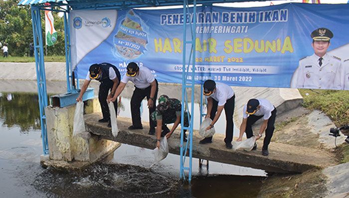 Peringati Hari Air Sedunia, Pemkab Lamongan Tanam Pohon dan Tebar Benih Ikan di Waduk Tuwiri