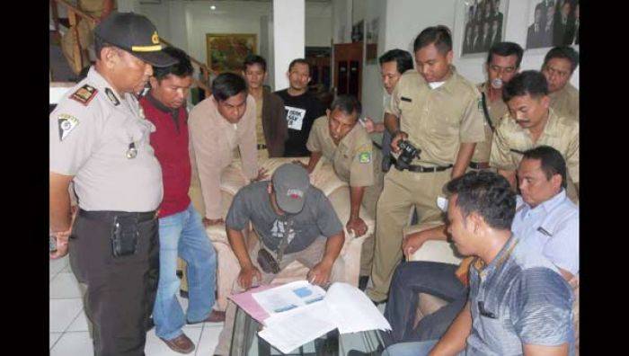 Desak Oknum PNS Dinkes Sumenep yang Selingkuh Dipecat, Puluhan Warga Lurug Gedung DPRD Desak Oknum PNS Dinkes Sumenep yang Selingkuh Dipecat, Puluhan Warga Lurug Gedung DPRD