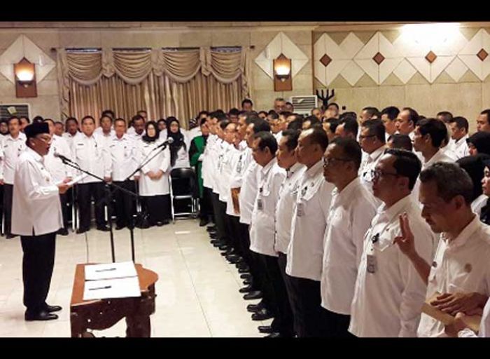 Mutasi di Pemkab Gresik Bergulir, Bupati Lantik Nanang Jadi Kadishub Mutasi di Pemkab Gresik Bergulir, Bupati Lantik Nanang Jadi Kadishub