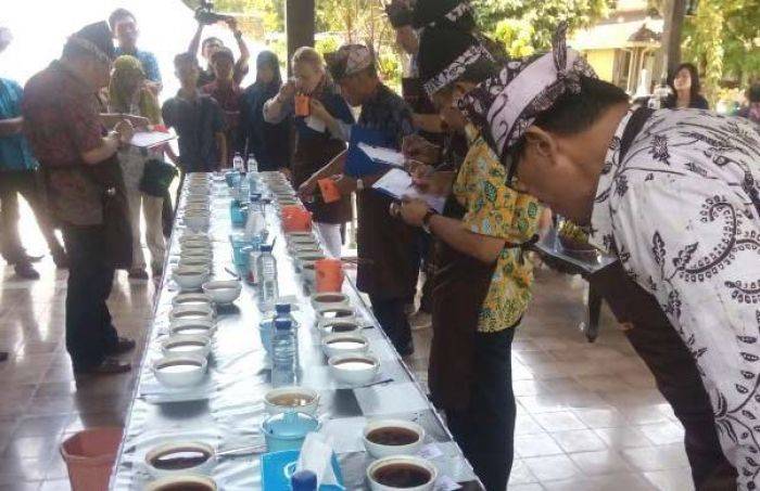 Festival Ngopi Sepuluh Ewu di Desa Kemiren Banyuwangi, "Sak Ceret Dadi Seduluran" Festival Ngopi Sepuluh Ewu di Desa Kemiren Banyuwangi, "Sak Ceret Dadi Seduluran"