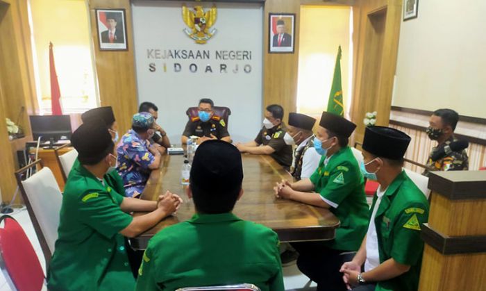 Datangi Kejari Sidoarjo, GP Ansor dan LBHNU Sampaikan Hasil Investigasi Kasus Guru SMK Kosgoro Datangi Kejari Sidoarjo, GP Ansor dan LBHNU Sampaikan Hasil Investigasi Kasus Guru SMK Kosgoro