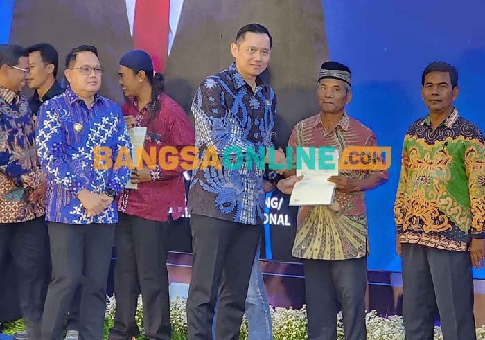 Capaian PTSL Tembus 100 Persen, Pj Gubernur Jatim: Bentuk Kepastian Hukum Atas Kepemilikan Tanah Capaian PTSL Tembus 100 Persen, Pj Gubernur Jatim: Bentuk Kepastian Hukum Atas Kepemilikan Tanah