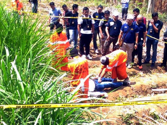 Pembunuhan Sadis di Sungai Rolak Direkonstruksi Reskrim Polres Malang Kota Pembunuhan Sadis di Sungai Rolak Direkonstruksi Reskrim Polres Malang Kota