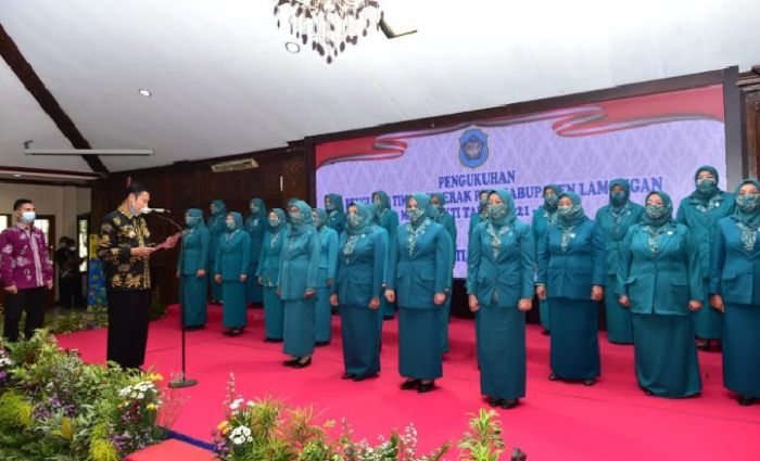 Kukuhkan Pengurus, Bupati Sebut TP PKK Lamongan Punyai Peran Penting Kukuhkan Pengurus, Bupati Sebut TP PKK Lamongan Punyai Peran Penting