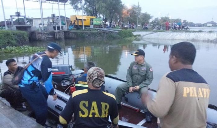 Pesawat Latih Mendarat Darurat di Areal Tambak Pesawat Latih Mendarat Darurat di Areal Tambak