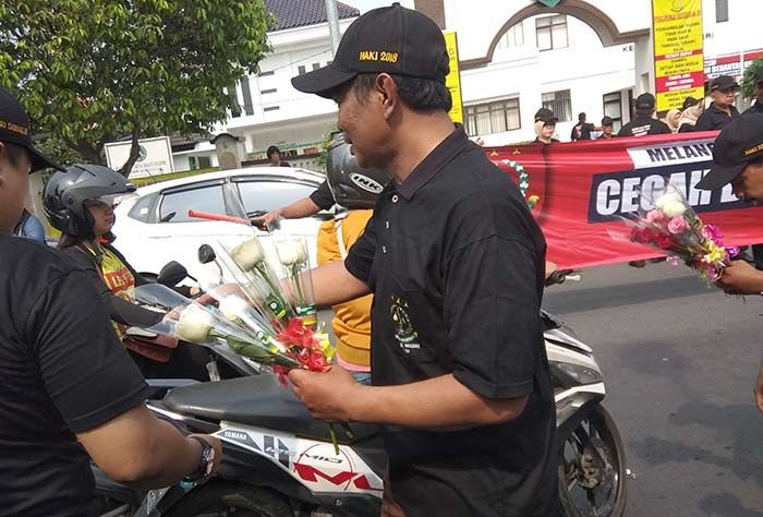 Peringati Hari Anti Korupsi Internasional, Kejari Sidoarjo Bagi-bagi Bunga