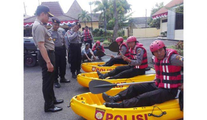 Waspada Banjir, Polres Bojonegoro Siagakan Tujuh Perahu Karet Waspada Banjir, Polres Bojonegoro Siagakan Tujuh Perahu Karet