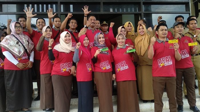 Peringati Hari Anti Korupsi se-Dunia, Kejari Pamekasan Bagi-bagi Stiker Peringati Hari Anti Korupsi se-Dunia, Kejari Pamekasan Bagi-bagi Stiker