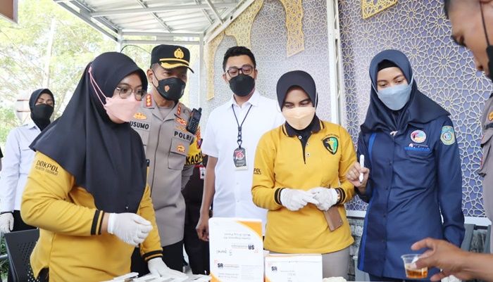 Beri Rasa Aman dan Nyaman Penumpang, Satresnarkoba Polresta Sidoarjo Gelar Tes Urine Sopir Bus Acak Beri Rasa Aman dan Nyaman Penumpang, Satresnarkoba Polresta Sidoarjo Gelar Tes Urine Sopir Bus Acak