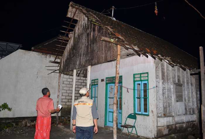 Puting Beliung Terjang Bungah Gresik, 6 Rumah Warga dan Sekolah Rusak Puting Beliung Terjang Bungah Gresik, 6 Rumah Warga dan Sekolah Rusak