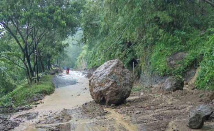 Longsor, Batu Besar Tutupi Bahu Jalan Trenggalek-Ponorogo