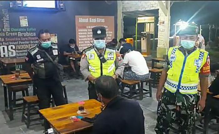 Tiga Pilar Rungkut Lakukan Operasi Swab Hunter di Sejumlah Warkop Tiga Pilar Rungkut Lakukan Operasi Swab Hunter di Sejumlah Warkop