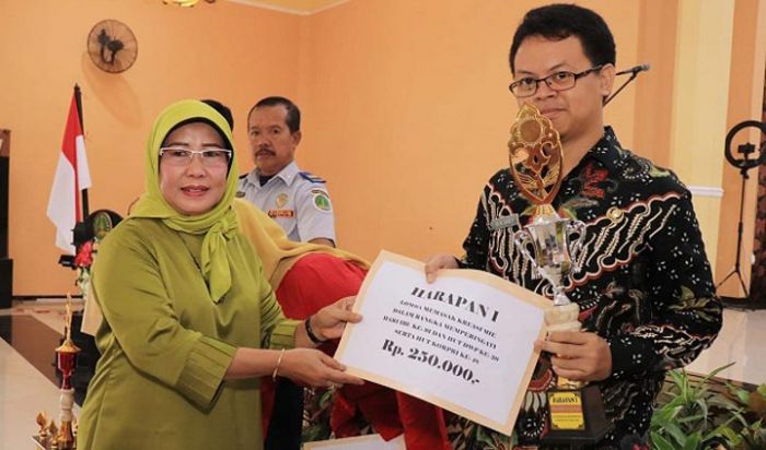 Penyerahan Hadiah Tandai Peringatan Hari Ibu Kota Pasuruan Penyerahan Hadiah Tandai Peringatan Hari Ibu Kota Pasuruan