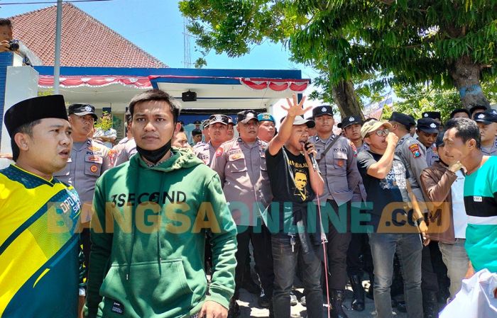 Kecewa Lantaran Diduga Tak Diusulkan PPPK, Puluhan Tenaga Kesehatan Puskesmas di Sampang Demo Dinkes Kecewa Lantaran Diduga Tak Diusulkan PPPK, Puluhan Tenaga Kesehatan Puskesmas di Sampang Demo Dinkes