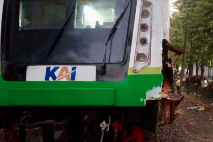 KA Commutrerline Sindro Hantam Truk Muatan Jagung di Banjarkemantren Sidoarjo KA Commutrerline Sindro Hantam Truk Muatan Jagung di Banjarkemantren Sidoarjo