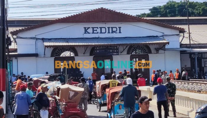 Puluhan PKL dan Tukang Becak Unjuk Rasa di Stasiun Kediri, Tuntut KAI Beri CSR dan Tak Seenaknya Puluhan PKL dan Tukang Becak Unjuk Rasa di Stasiun Kediri, Tuntut KAI Beri CSR dan Tak Seenaknya
