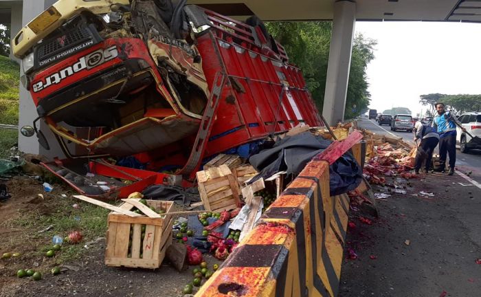 Diduga Ngantuk, Truk Muat Buah Terguling di Tol Sidoarjo