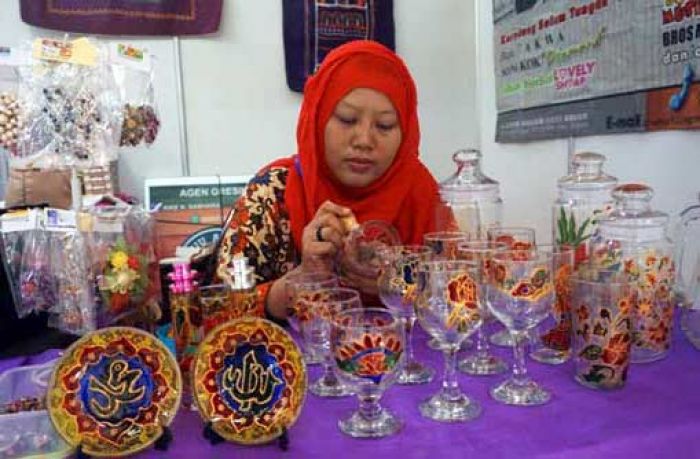 Manfaatkan Tusuk Sate untuk Glass Painting, ‘Kibarkan’ Sekar Craft and Art Manfaatkan Tusuk Sate untuk Glass Painting, ‘Kibarkan’ Sekar Craft and Art