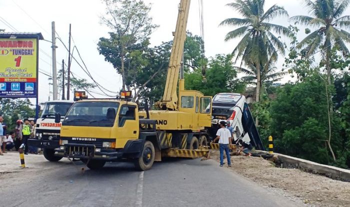 Bangkai Bus Terjun ke Sungai di Blitar Belum Berhasil Dievakuasi