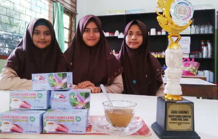 Tiga Pelajar SMA NU 2 Gresik Olah Jantung Pisang Jadi Teh Kaya Khasiat Tiga Pelajar SMA NU 2 Gresik Olah Jantung Pisang Jadi Teh Kaya Khasiat
