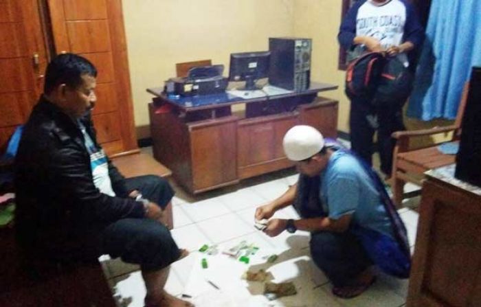 Nekat Main Judi Dadu di Bulan Puasa, Warga Sumber Bening Ngawi Dikecrek Nekat Main Judi Dadu di Bulan Puasa, Warga Sumber Bening Ngawi Dikecrek
