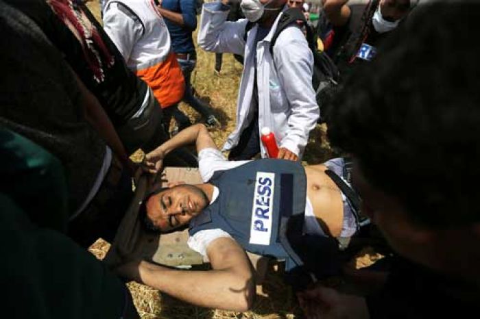 Sniper Israel Tembak Mati Wartawan Palestina, Meski Pakai Rompi Pers Sniper Israel Tembak Mati Wartawan Palestina, Meski Pakai Rompi Pers