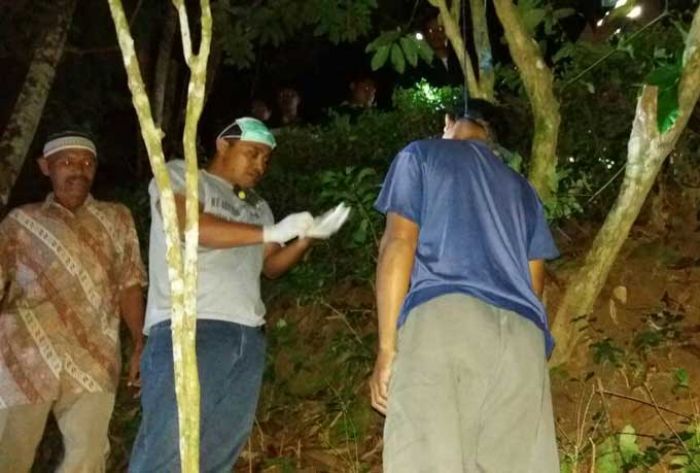 Ditinggal Tarawih Istri, Lelaki Paruh Baya di Tulakan Pacitan Akhiri Hidupnya dengan Gantung Diri Ditinggal Tarawih Istri, Lelaki Paruh Baya di Tulakan Pacitan Akhiri Hidupnya dengan Gantung Diri