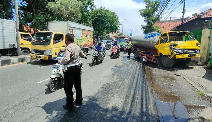 Truk Tangki Air Alami Rem Blong di Jalan Raya A Yani Sidoarjo