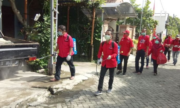 PDIP Lamongan Semprot Disinfektan ke Rumah Warga dan Bagi Alat Cuci Tangan PDIP Lamongan Semprot Disinfektan ke Rumah Warga dan Bagi Alat Cuci Tangan