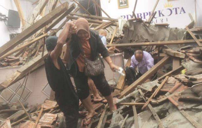 Diduga Konstruksi Kurang Baik, Atap BPR Kota Kediri Runtuh, Dua Orang Dilarikan ke RS